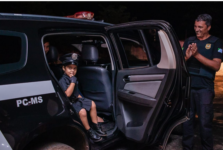 Imagem de compartilhamento para o artigo Emanuelle completa 4 anos com festa de Polícia e ganha surpresa especial em MS da MS Todo dia